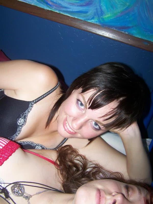 14P Hot alt rocker GFs pose for the camera