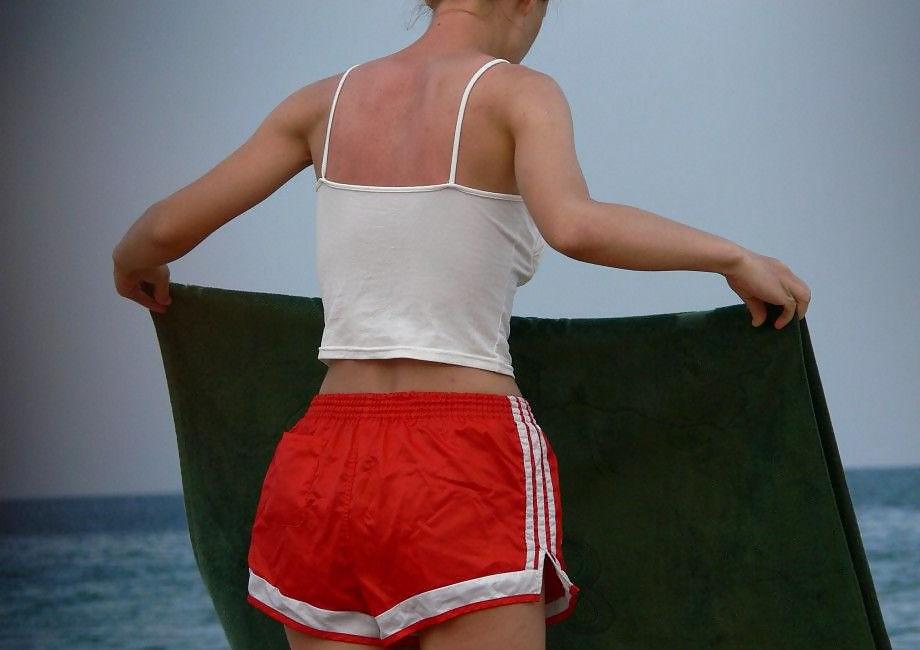 14P I love to masturbate on the beach, looking at naked bitches