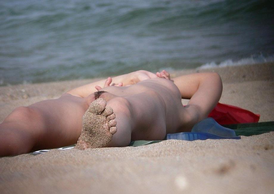 14P I love to masturbate on the beach, looking at naked bitches