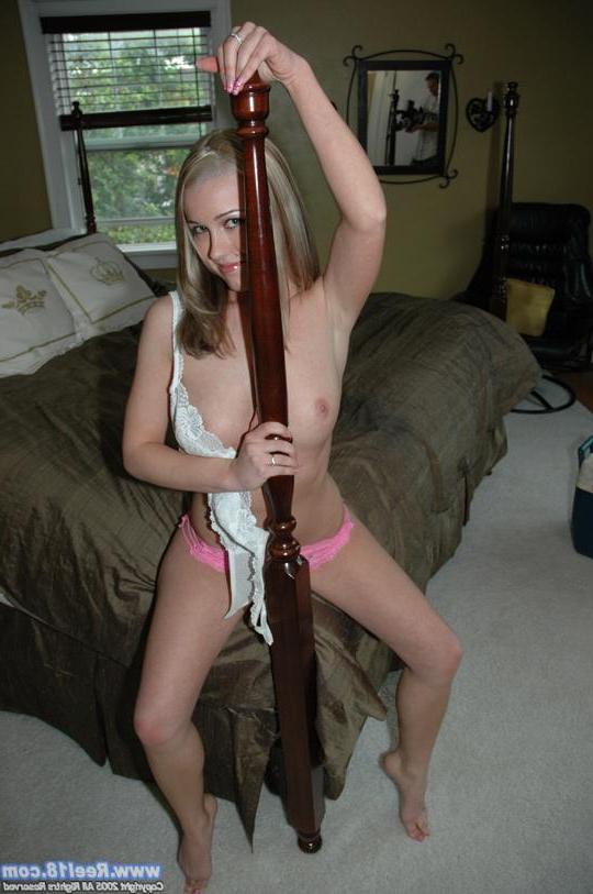 20P Blond college girl gets naked in bed