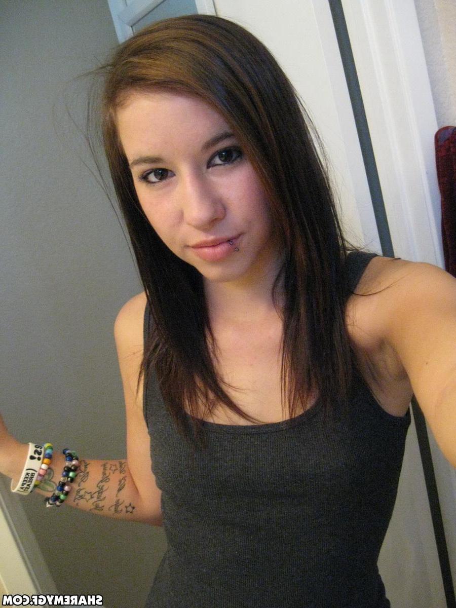 12P Hot teen shows off her perky tits and big round ass as she takes selfies