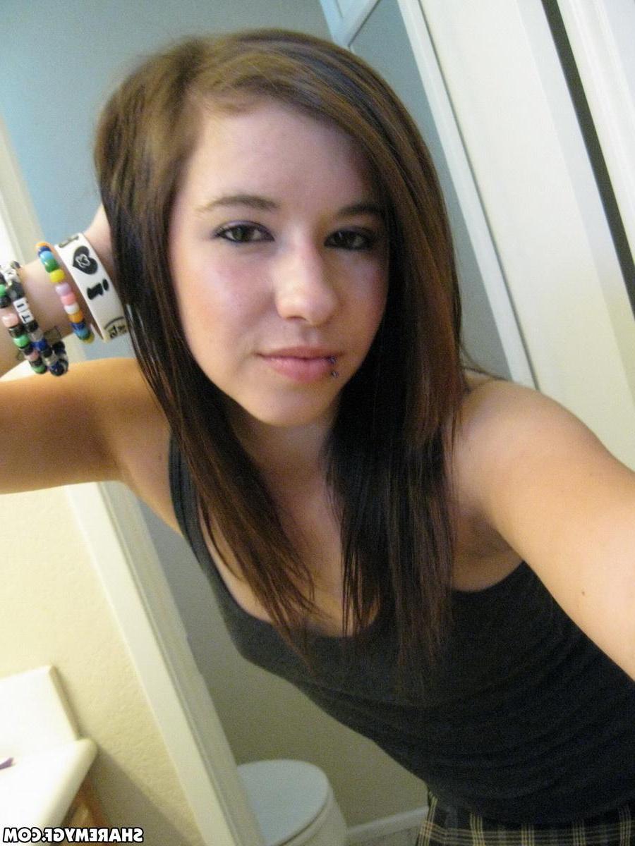 12P Hot teen shows off her perky tits and big round ass as she takes selfies