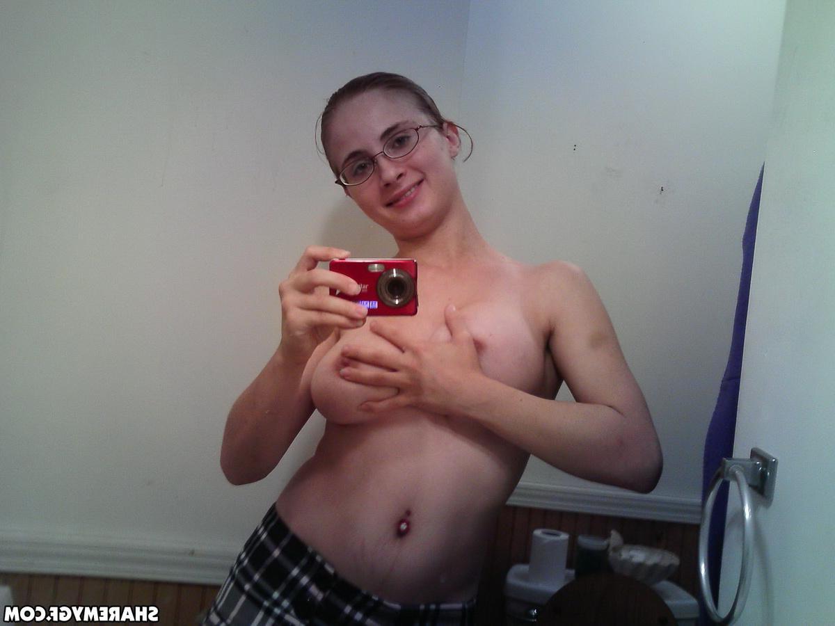 12P Horny girlfriend strips out of her school uniform in front of the mirror as she takes selfies
