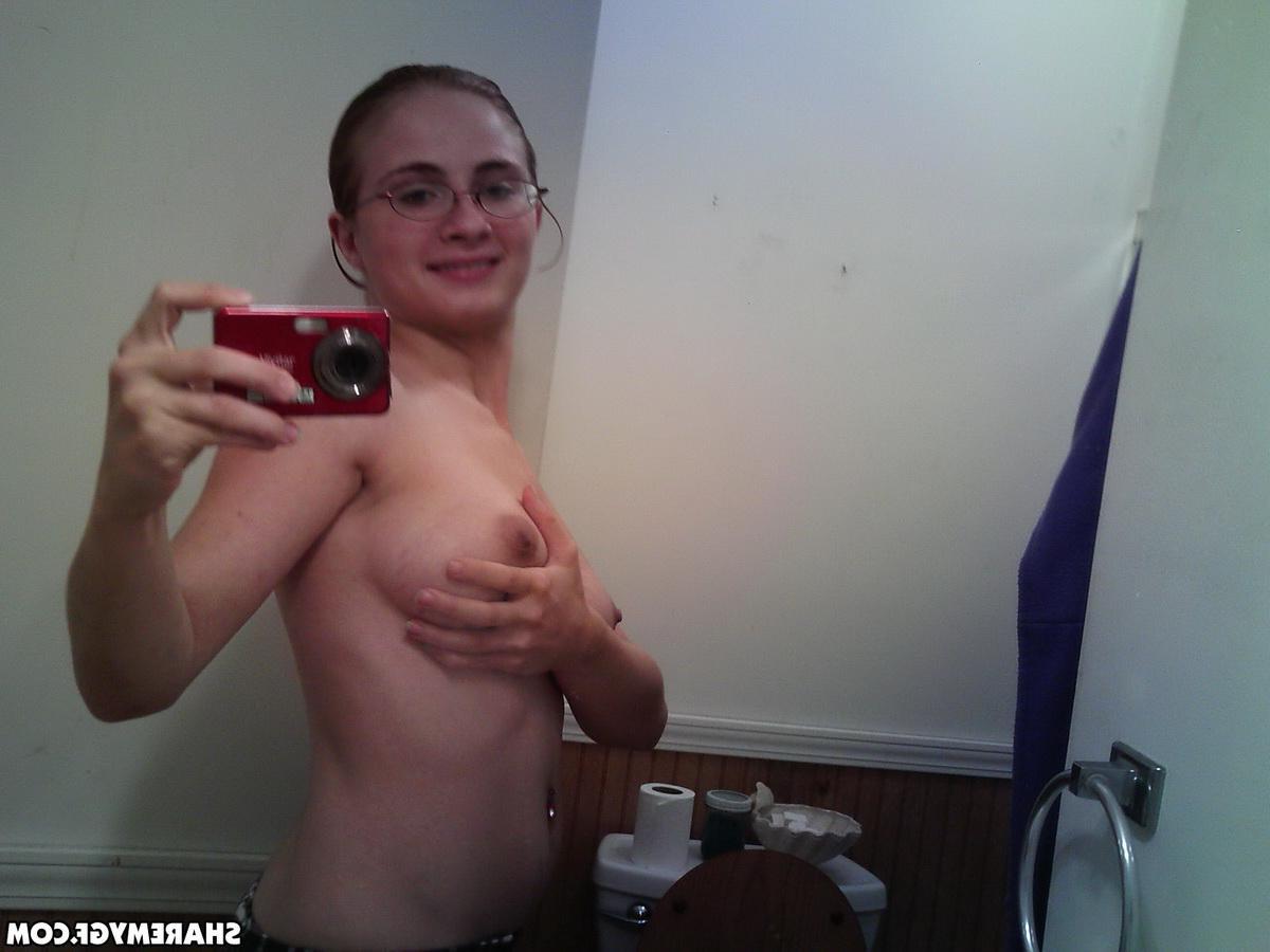 12P Horny girlfriend strips out of her school uniform in front of the mirror as she takes selfies
