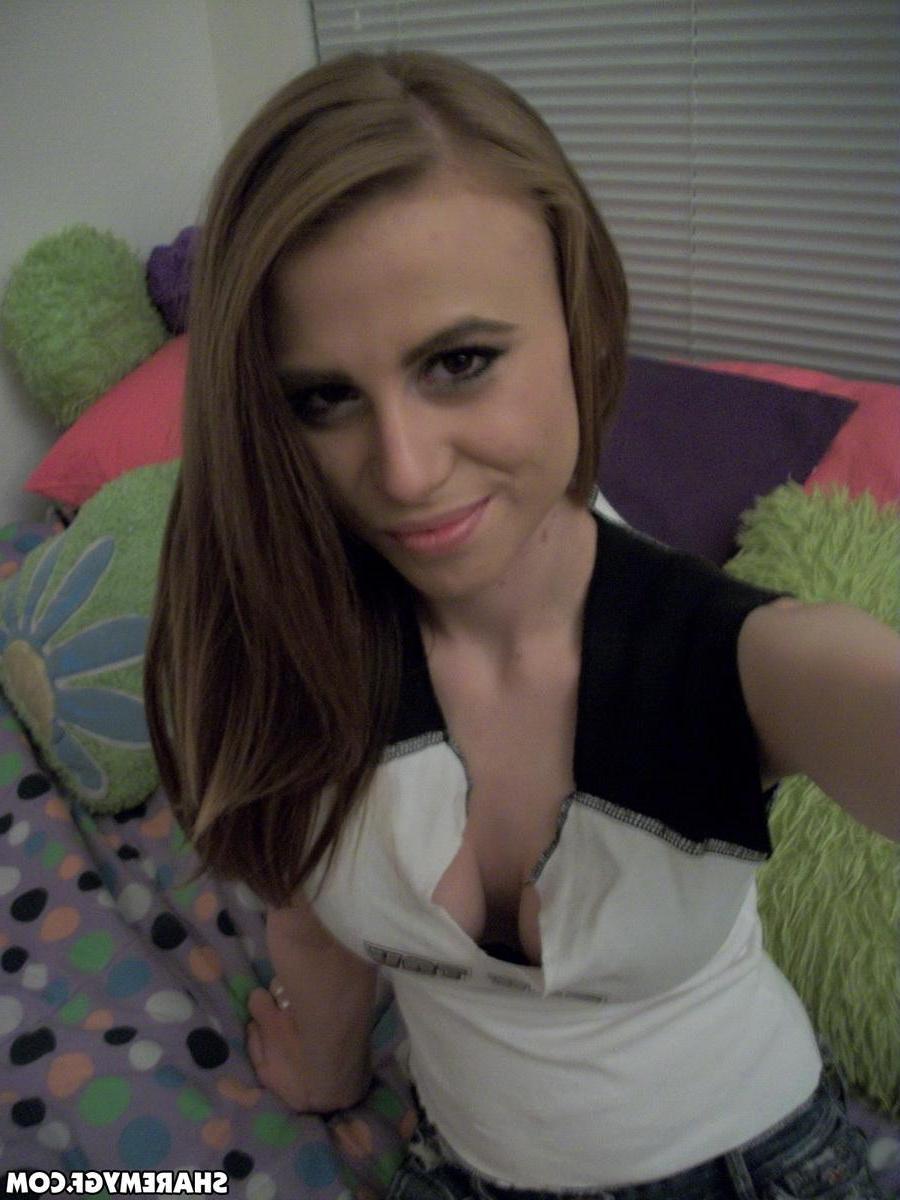 12P Slutty girlfriend shows off her tight pink pussy in jean shorts