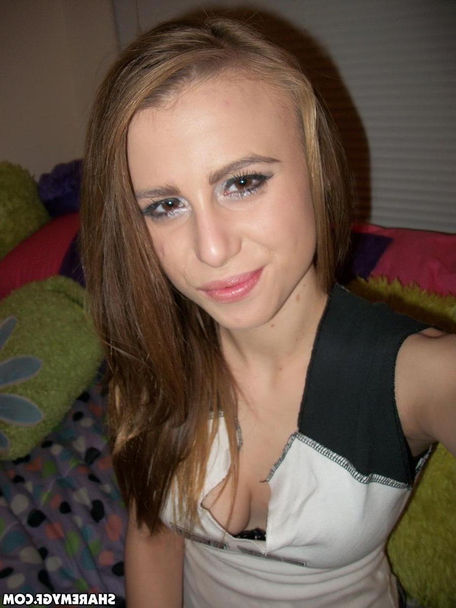 12P Slutty girlfriend shows off her tight pink pussy in jean shorts