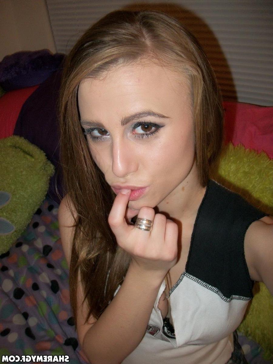 12P Slutty girlfriend shows off her tight pink pussy in jean shorts