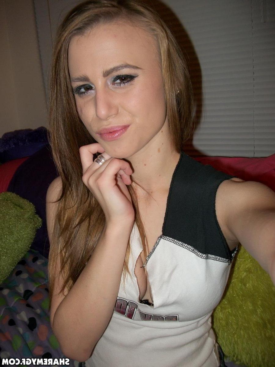 12P Slutty girlfriend shows off her tight pink pussy in jean shorts