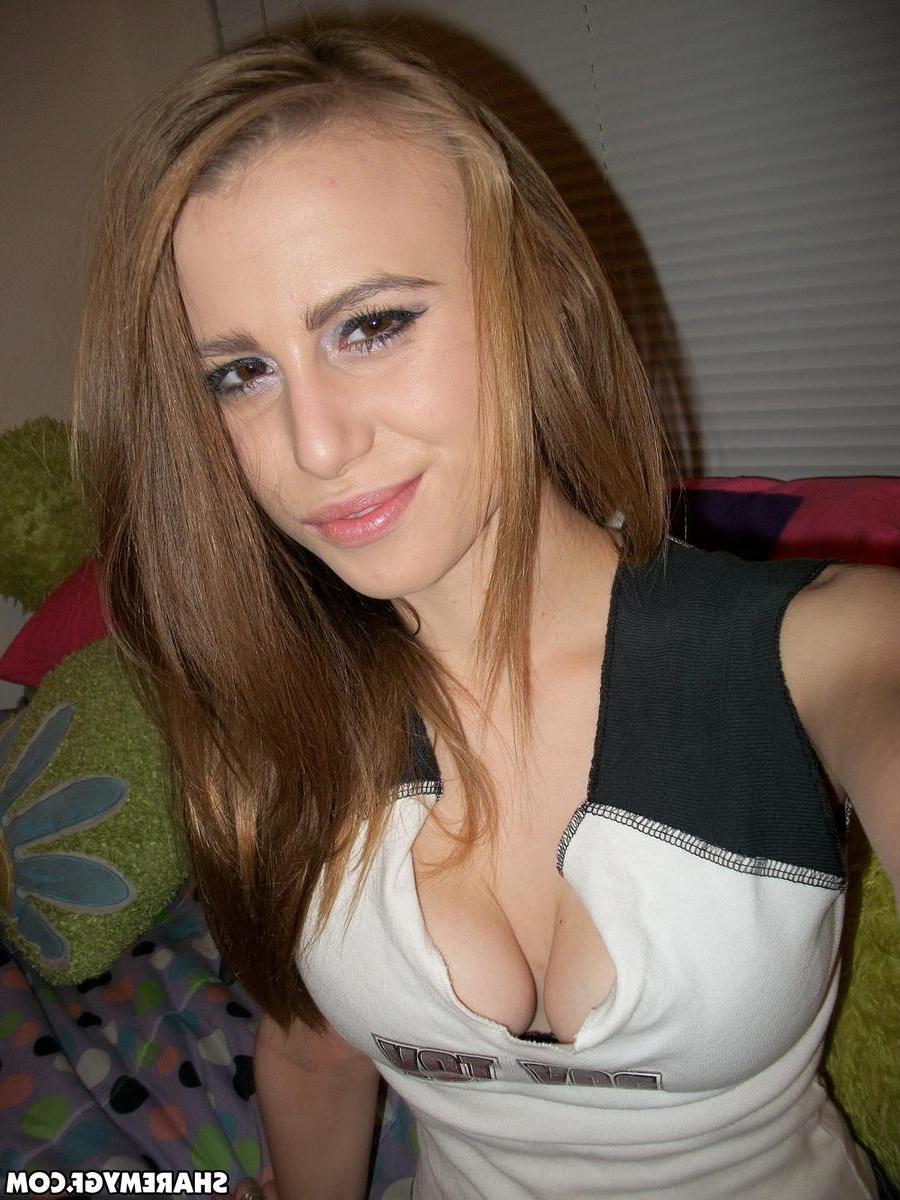 12P Slutty girlfriend shows off her tight pink pussy in jean shorts