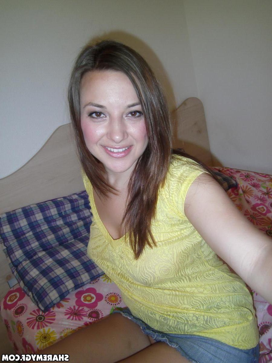 20P Hot brunette amateur takes selfies of her wet pussy