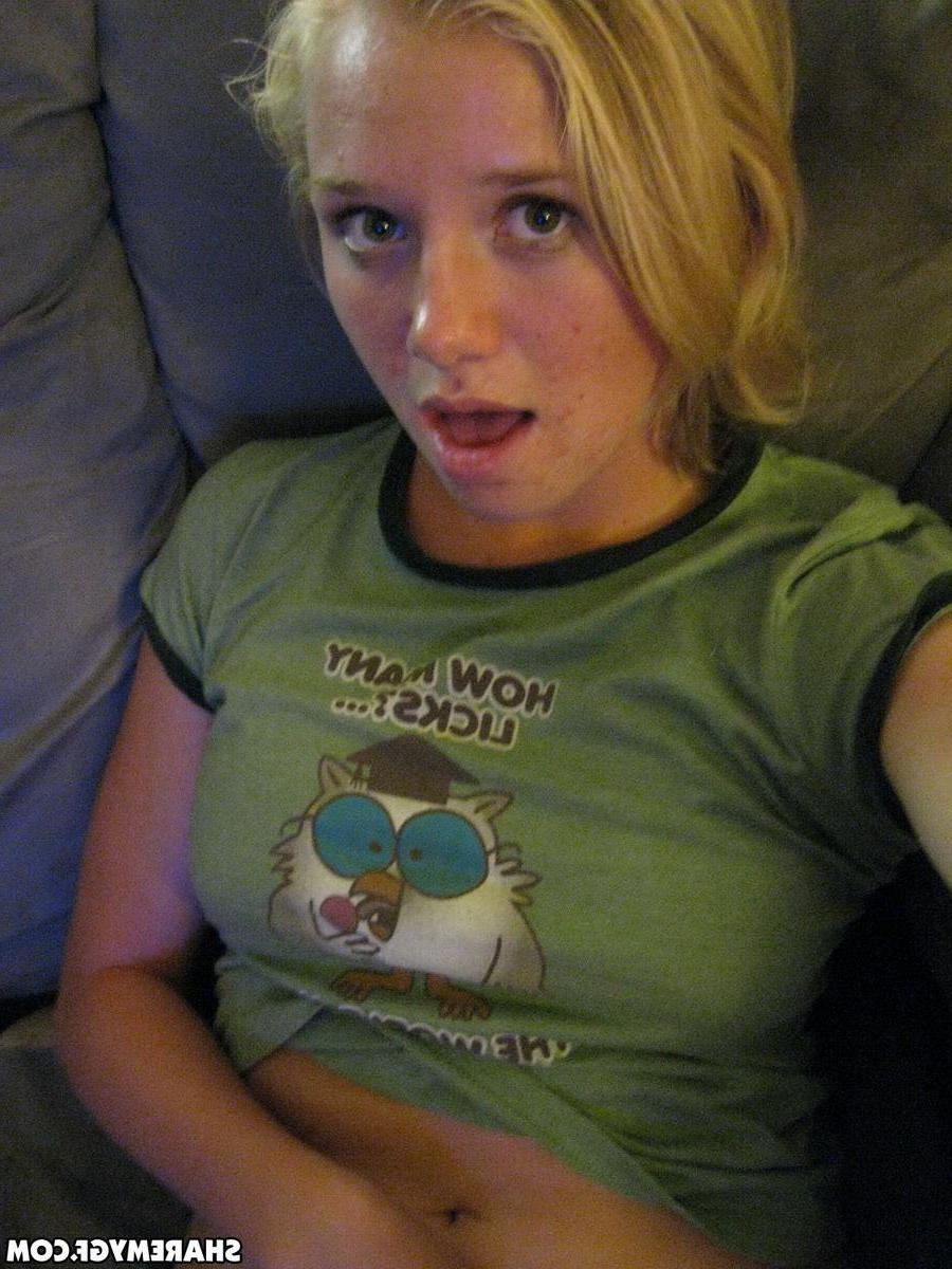 20P Blonde coed takes selfies while masturbating
