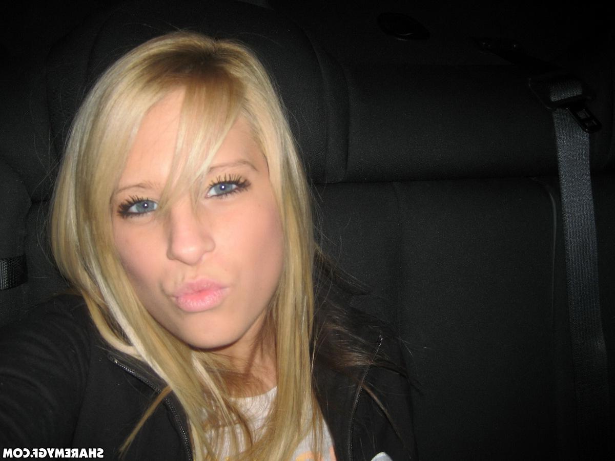 20P Hot blonde college girl flashes her tits and pussy