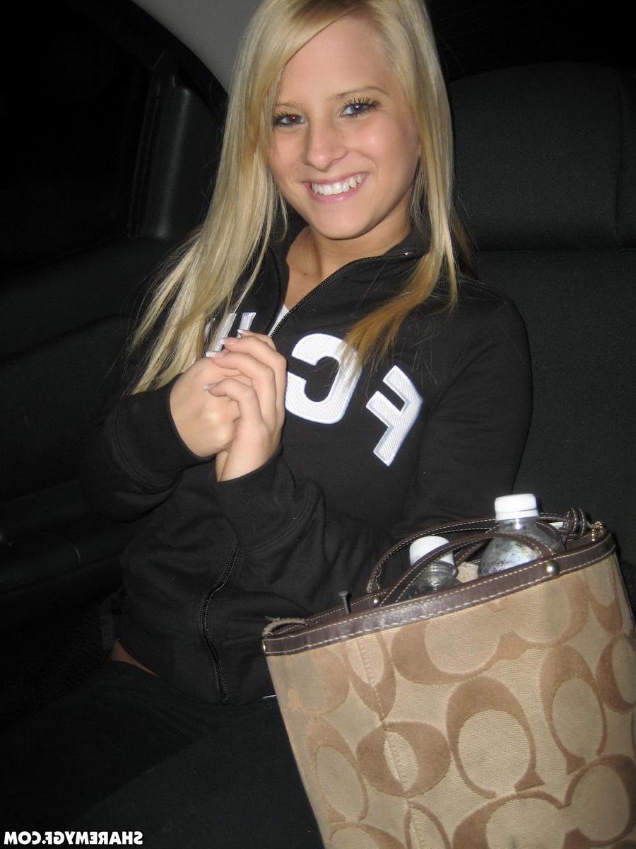 20P Hot blonde college girl flashes her tits and pussy