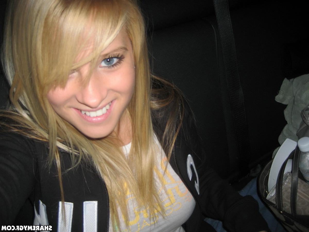 20P Hot blonde college girl flashes her tits and pussy