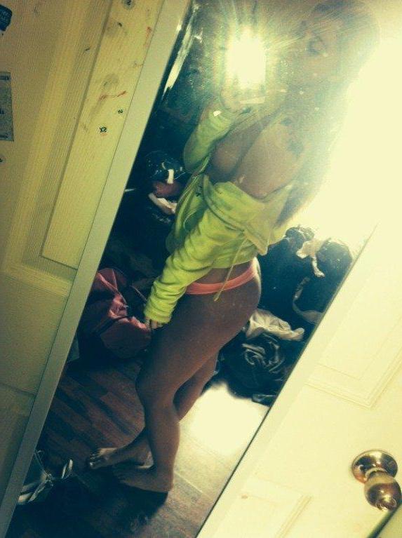 15P Gorgeous college girls flaunt their sexy nude bodies