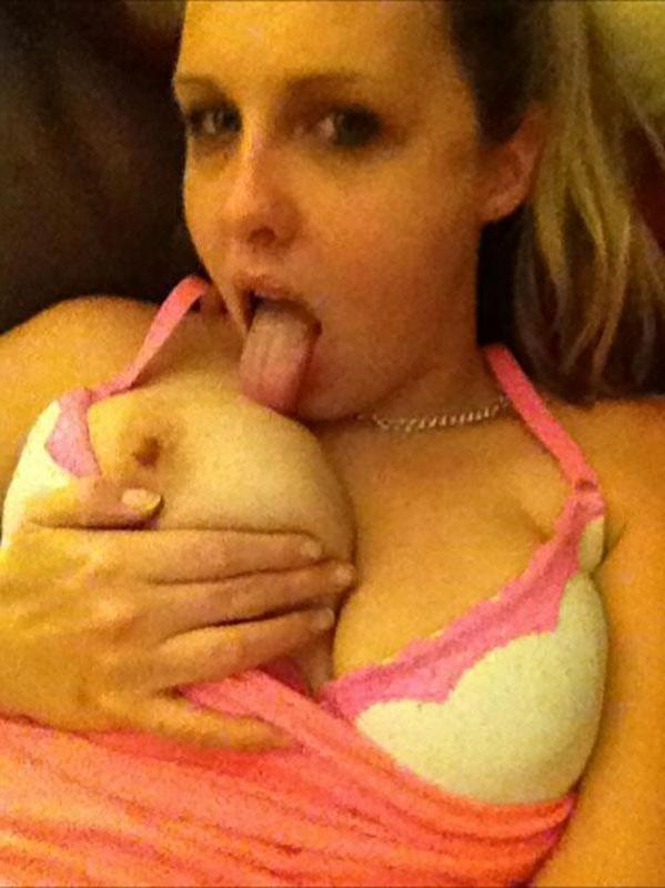 15P Stunning college girls take selfies of their nude bodies