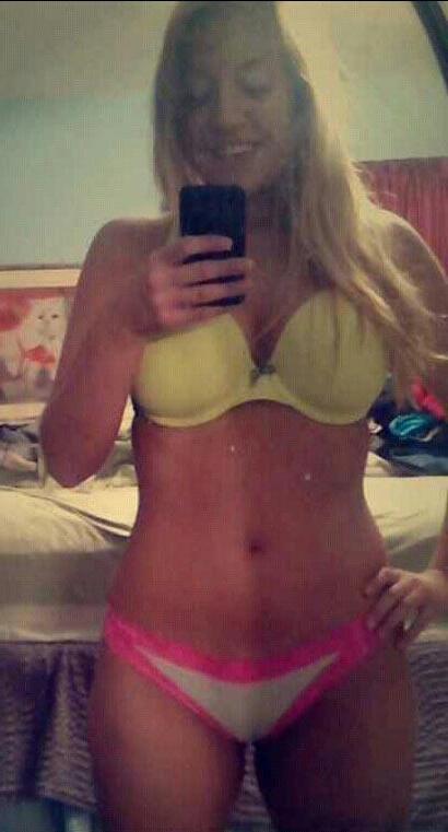 15P Stunning college teens share their hot self shots