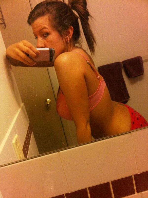 15P Super hot college coeds share selfies of their hotness