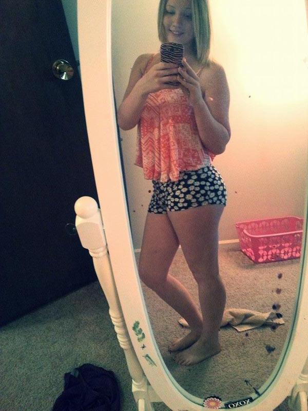 15P Hot college teens take sexy pics of their bodies