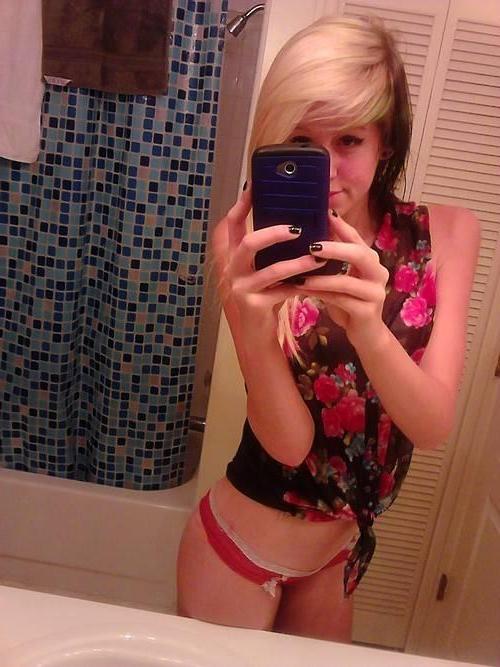 15P Hot college teens take sexy pics of their bodies