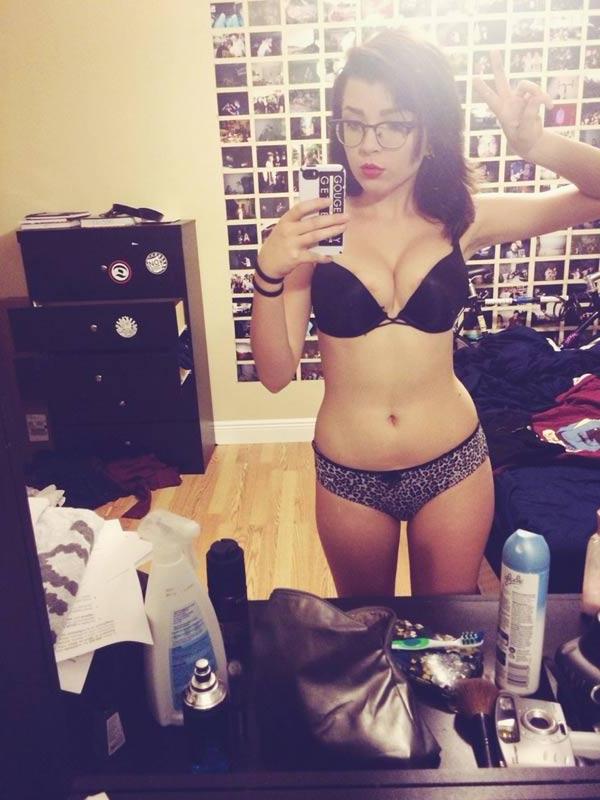 15P Hot amateur college girls share some sexy selfies