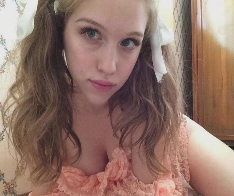 10P Pretty teen hottie displays tight body in sexy outfits