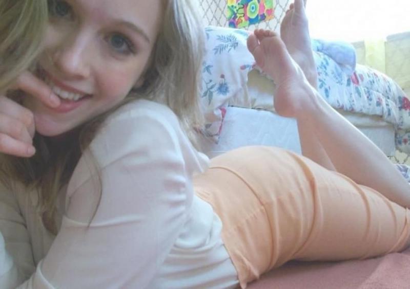 10P Pretty teen hottie displays tight body in sexy outfits