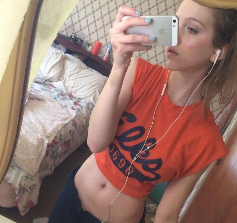 10P Pretty teen hottie displays tight body in sexy outfits