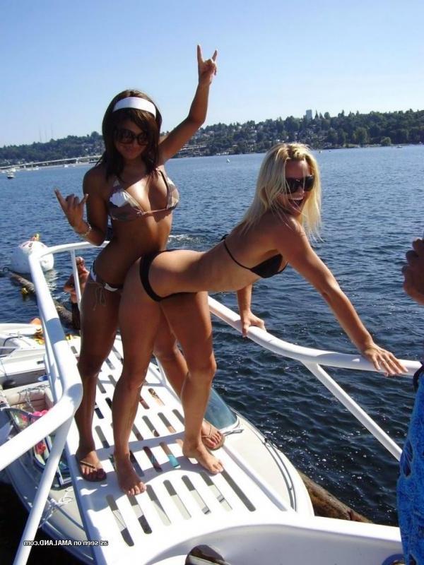 14P Hot slutty college coeds get naughty on spring break