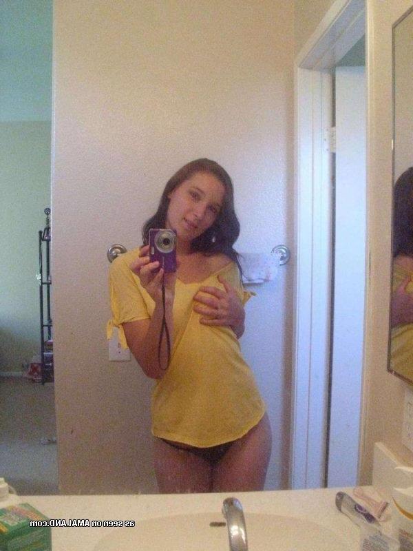 14P Collection of a selfshooting GF flashing her breasts