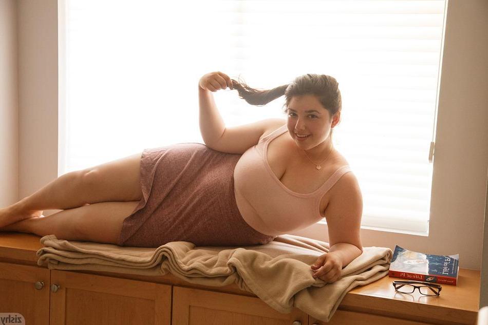 8P Curvy coed Carolina Munoz teases with her busty body