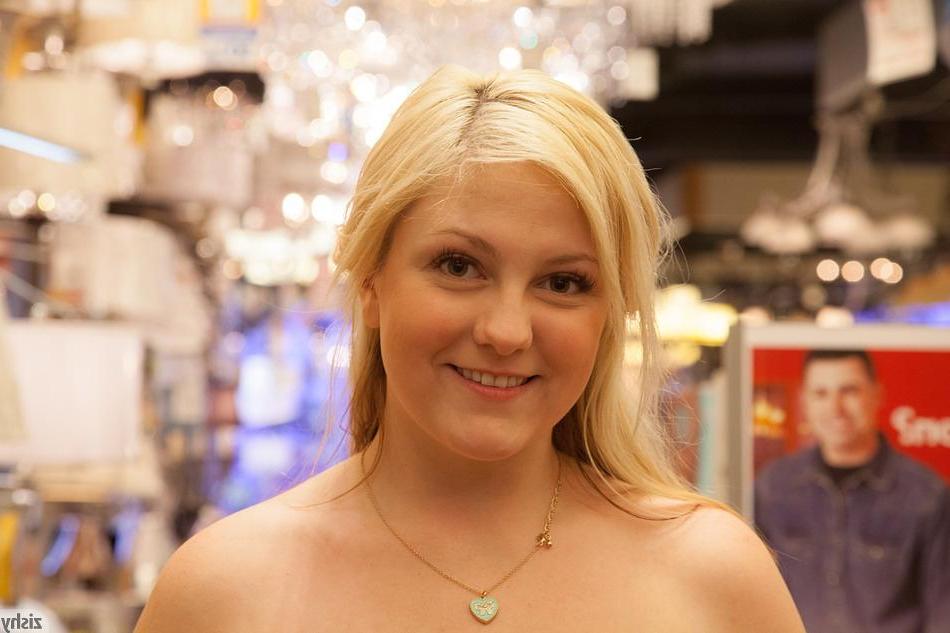 8P Blonde coed Kylee Wilson teases in public places