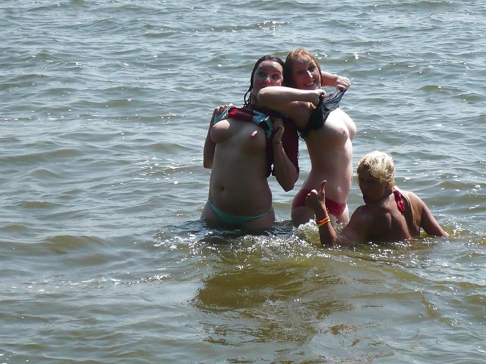 25P Topless Nude Beach 6