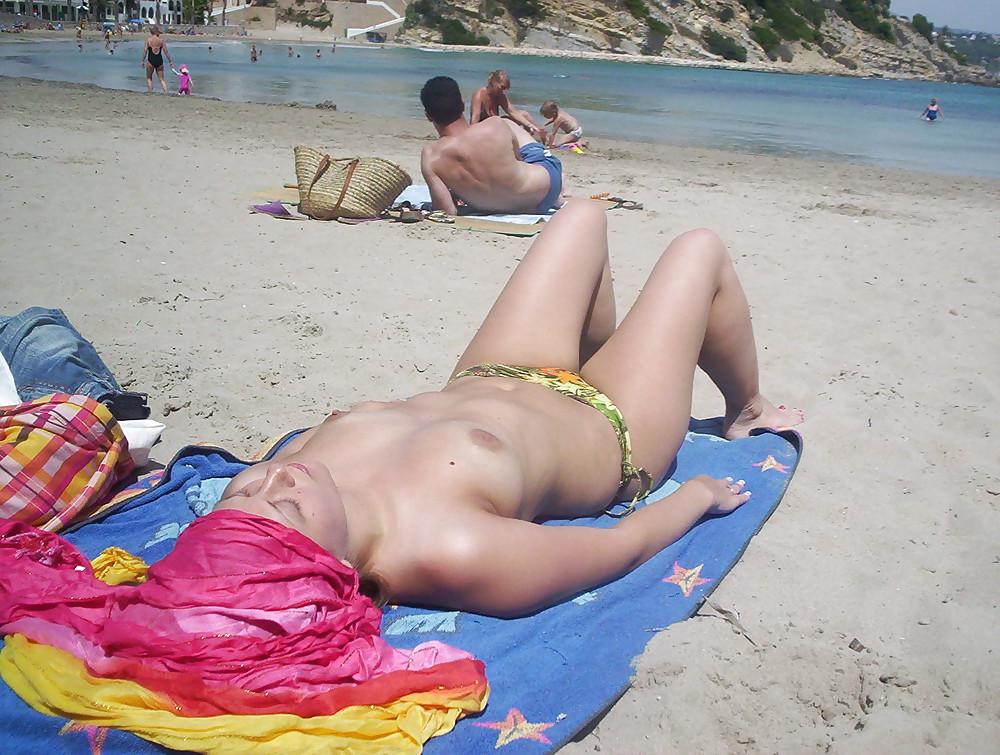 25P GIRL ON THE BEACH