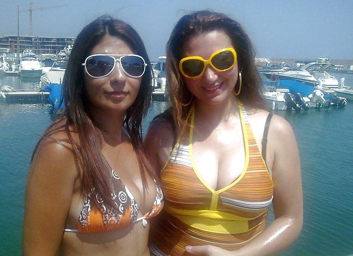 25P Arab Girl Flashing 1