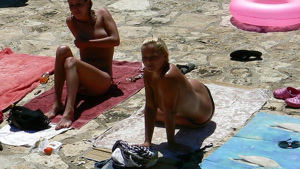 25P Topless Nude Beach 2