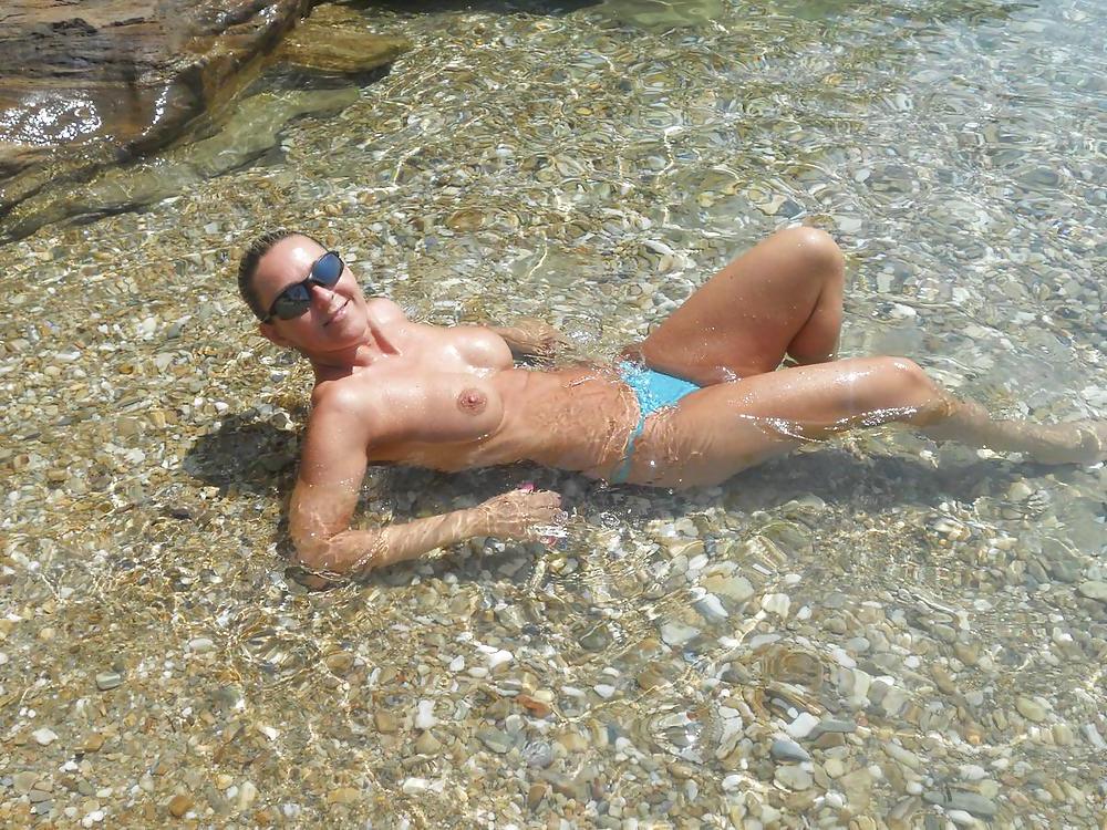 25P Topless Nude Beach 2