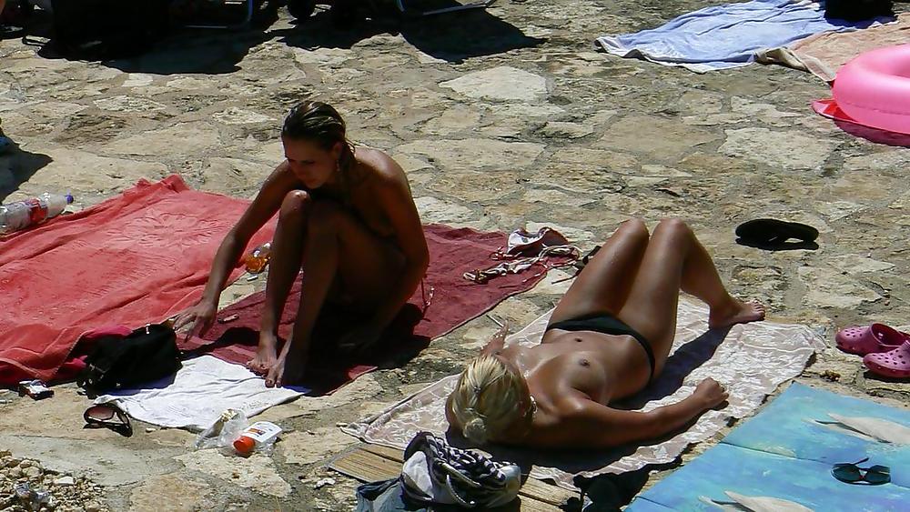 25P Topless Nude Beach 2
