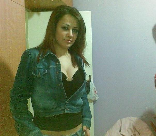 25P Arab Girl Flashing 3