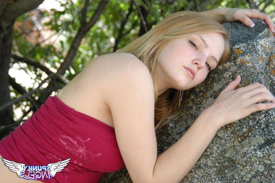20P Pictures of teen girl Danielle showing her hotness outside