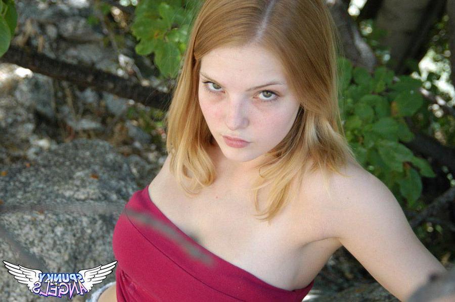 20P Pictures of teen girl Danielle showing her hotness outside