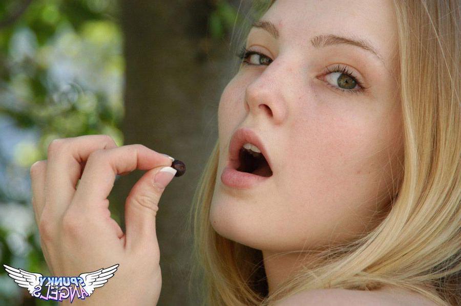 20P Pictures of teen girl Danielle showing her hotness outside