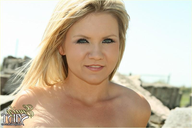 20P Pictures of teen amateur Emily Saint flashing her tits and pussy