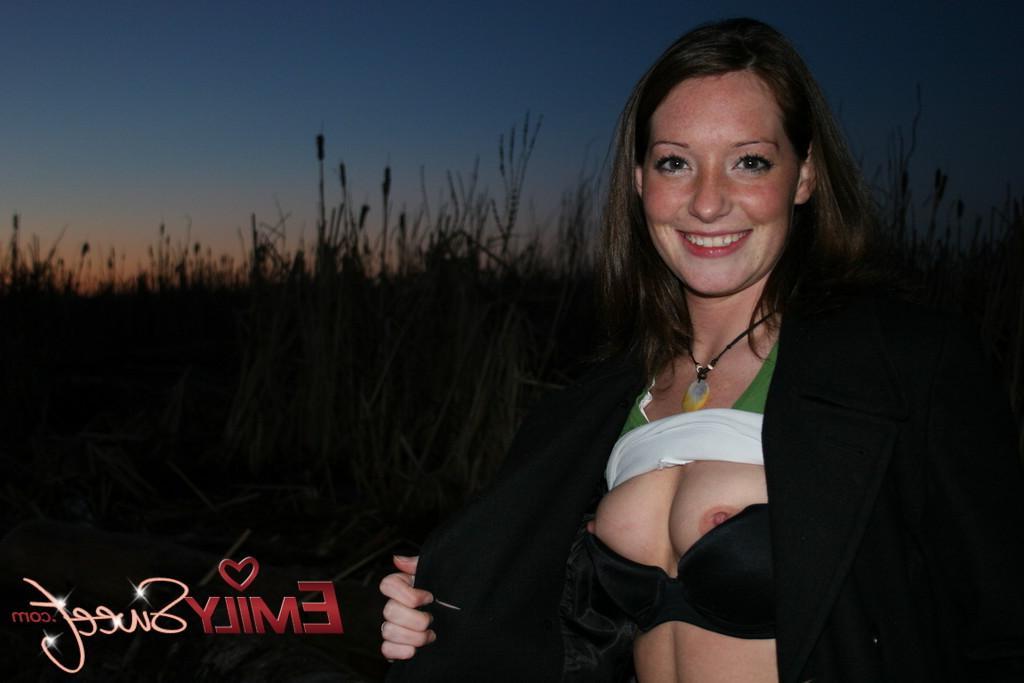 20P Pictures of Emily Sweet flashing outside