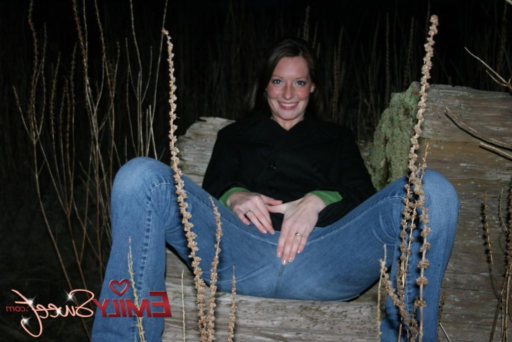 20P Pictures of Emily Sweet flashing outside
