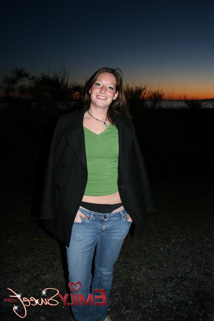20P Pictures of Emily Sweet flashing outside