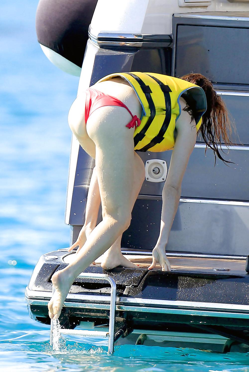 14P Paz Vega looking really great in a Bikini on a Yacht