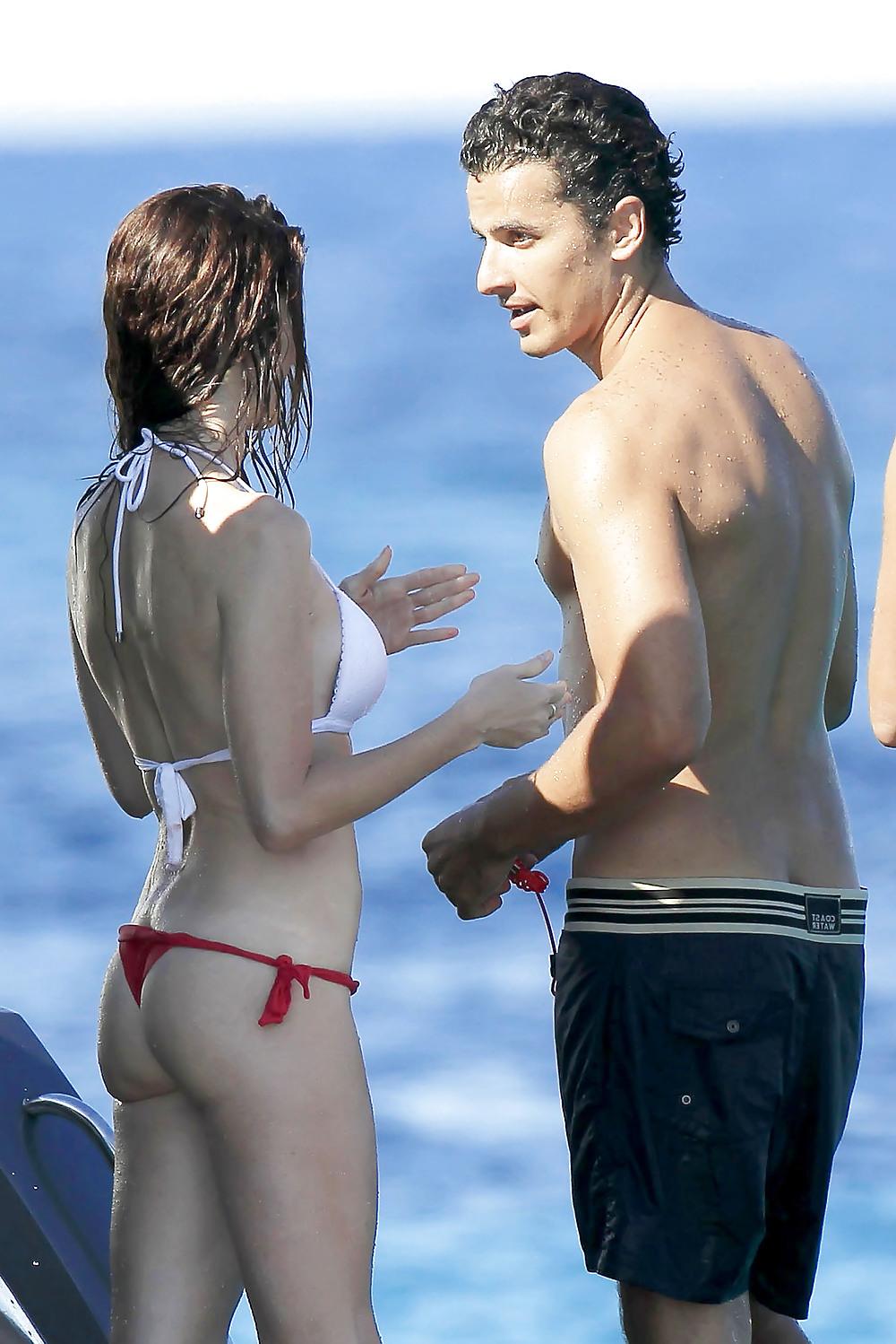 14P Paz Vega looking really great in a Bikini on a Yacht