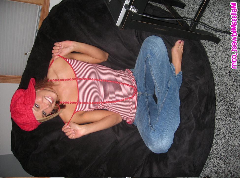 20P Pictures of Melissa Midwest spreading her legs