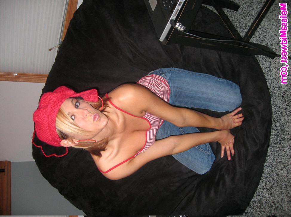 20P Pictures of Melissa Midwest spreading her legs